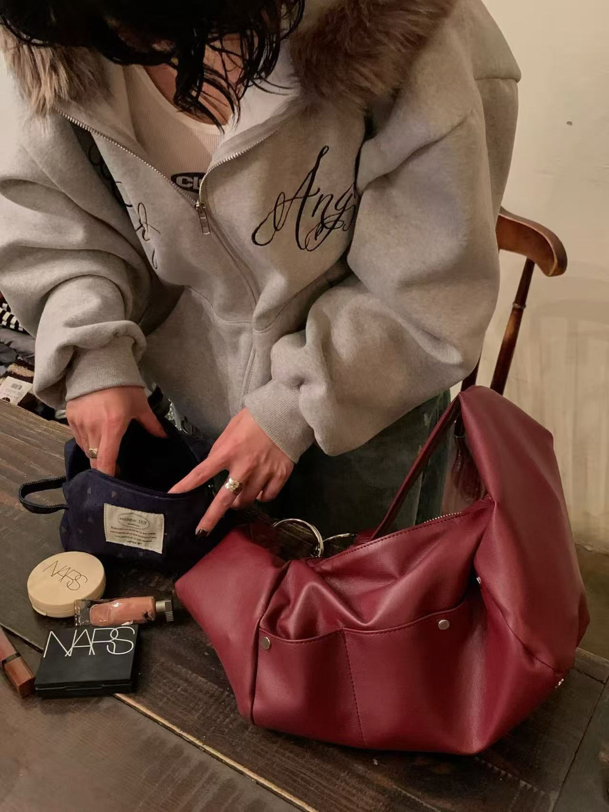 ANTIQUEJEY A25 shoulder bag shown in use