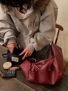 ANTIQUEJEY A25 shoulder bag shown in use