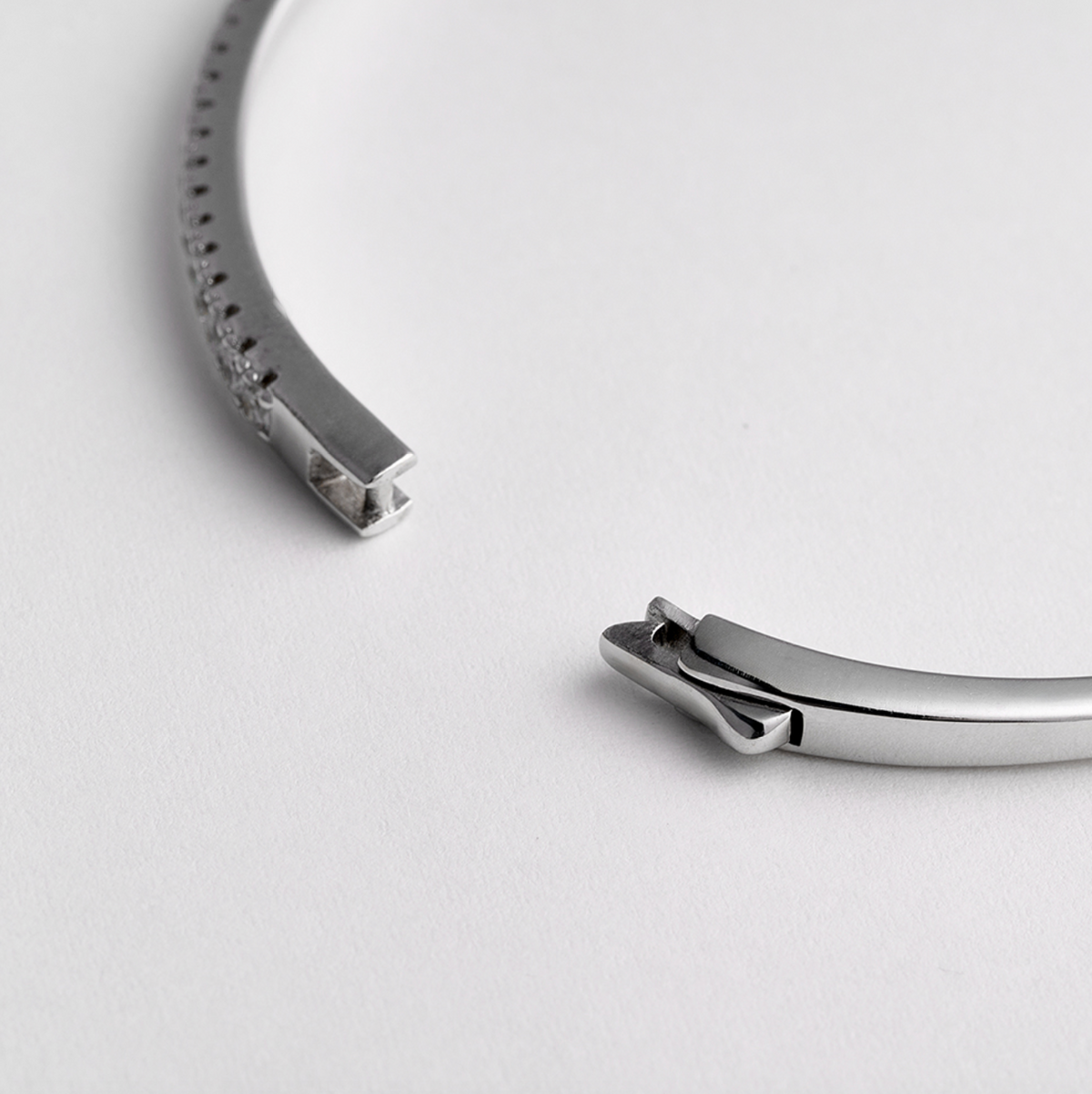 LLOYD 15702896 image 4: 【Pre-Order】Brass Lloyd Essential Half Tennis Bangle
