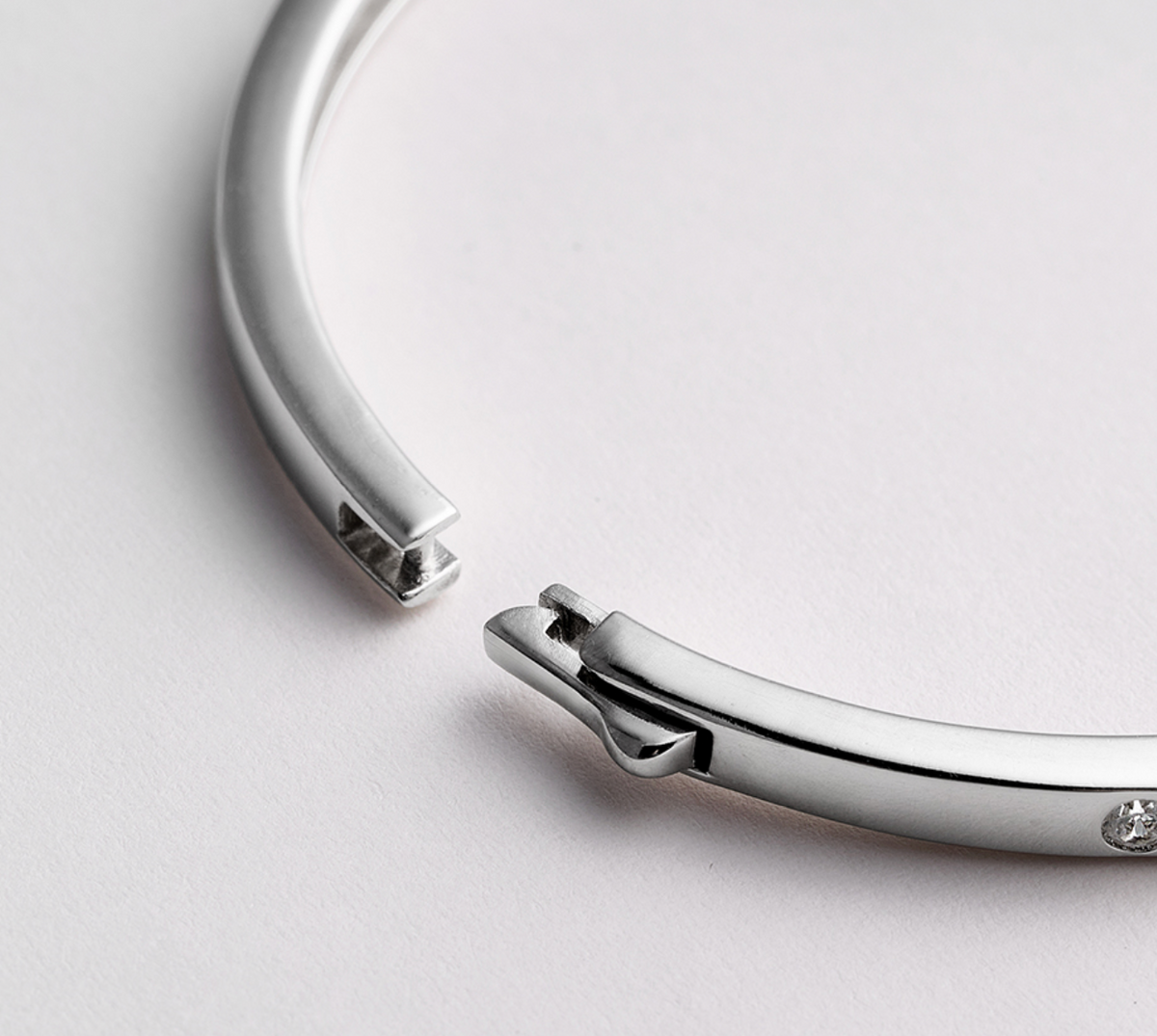 LLOYD 15703008 image 6: 【Pre-Order】Brass Lloyd Essential Dot Light Bangle