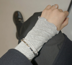 LLOYD 15703008 image 8: 【Pre-Order】Brass Lloyd Essential Dot Light Bangle